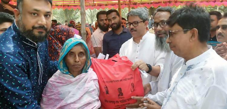 চারঘাট-বাঘায় ১০ হাজার পরিবারের মাঝে পররাষ্ট্র প্রতিমন্ত্রীর খাদ্যসামগ্রী বিতরণ